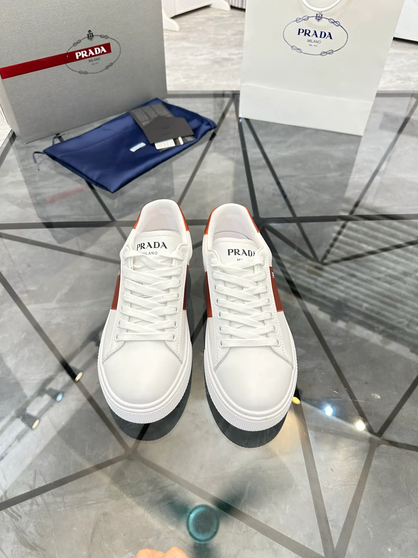 Men's shoes for sale💰: 💰P500¥ High-end top quality Product trademark: Prada * "Prada*" low-top casual shoes Regular size: 35-45 (can be customized to 46) Couple style Product materials: imported first-layer cowhide leather upper, water-dyed sheep lining, original outsole. No.: H201